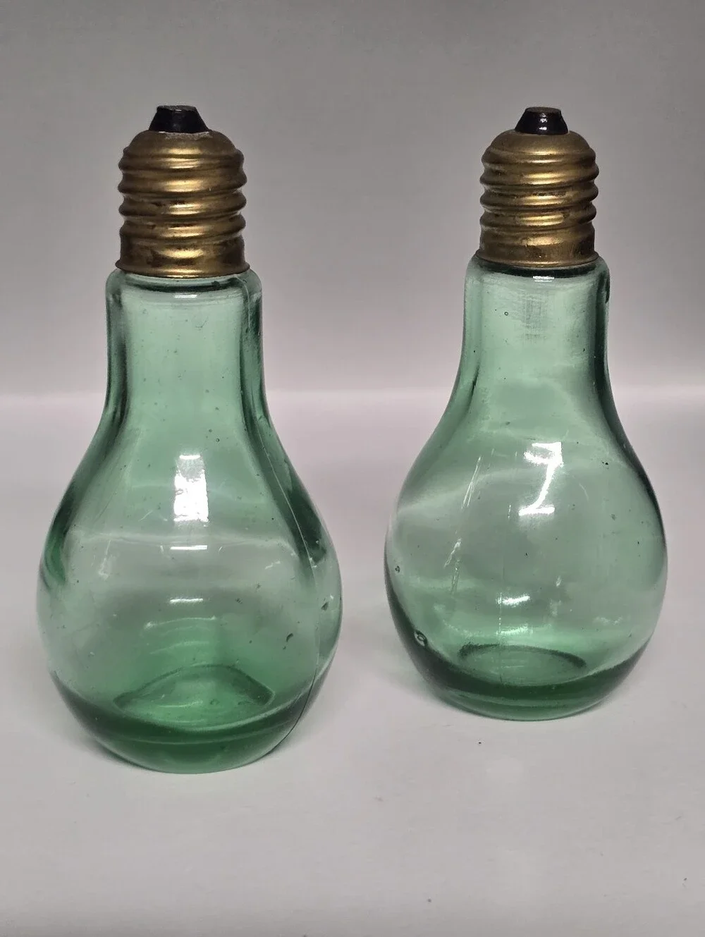 Green Glass Bulb-Shaped Decorative  Salt And Pepper Shaker